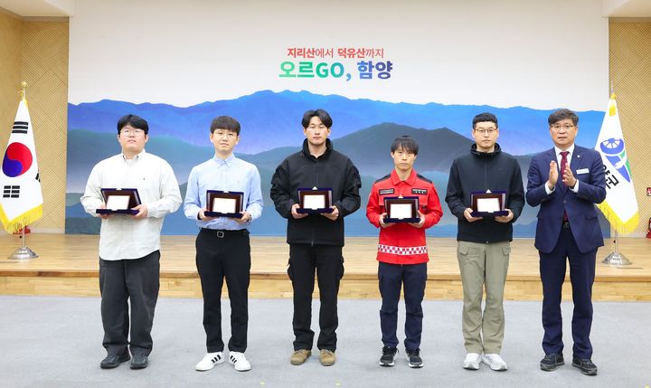 [함양=뉴시스] 경남 함양군 대형산불 대응 유공자에 감사패 전수. (사진=함양군 제공) 2026.05.06. photo@newsis.com *재판매 및 DB 금지