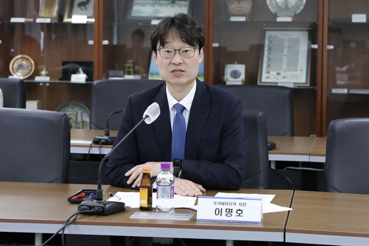 [세종=뉴시스]이명호 국가데이터처장이 6일 정부대전청사에서 과학기술정보통신부 우정사업본부와 우체국 네트워크를 활용한 효율적인 통계조사를 위한 업무협약(MOU)을 체결하기 위해 만나 인사말을 하고 있다. (사진=데이터처 제공) *재판매 및 DB 금지