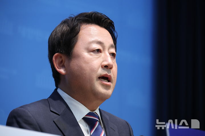 [서울=뉴시스] 조성봉 기자 = 김용남 더불어민주당 평택시을 후보가 6일 오후 서울 여의도 국회 소통관에서 열린 ‘새로운 평택시을 3대비전’ 공약 발표 기자회견에서 발언을 하고 있다.2026.05.06. suncho21@newsis.com