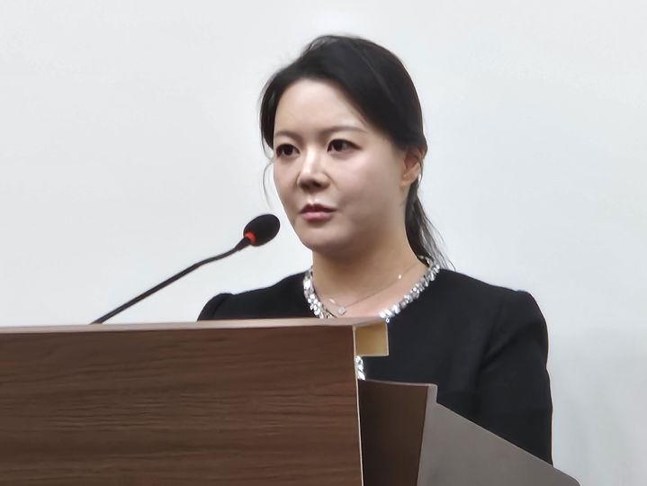 [청주=뉴시스] 이도근 기자= 안지윤 국민의힘 충북도당 수석대변인이 6일 청주시 상당구 문화동 충북도청 브리핑룸에서 기자회견을 열어 신용한 더불어민주당 충북지사 후보의 선거법 위반 의혹에 대한 해명과 신속한 수사를 촉구하고 있다. 2026.05.06. nulha@newsis.com *재판매 및 DB 금지