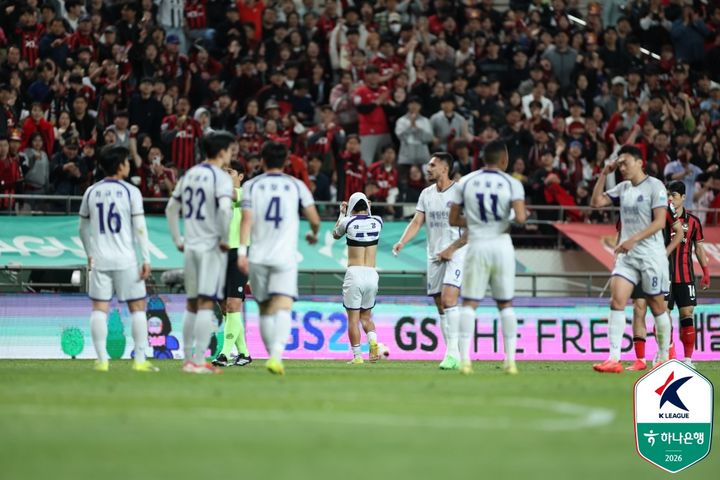 [서울=뉴시스] 프로축구 K리그1 FC안양 김강, FC서울과의 하나은행 K리그1 2026 12라운드 원정 경기 중 관중 도발로 퇴장. (사진=한국프로축구연맹 제공) *재판매 및 DB 금지