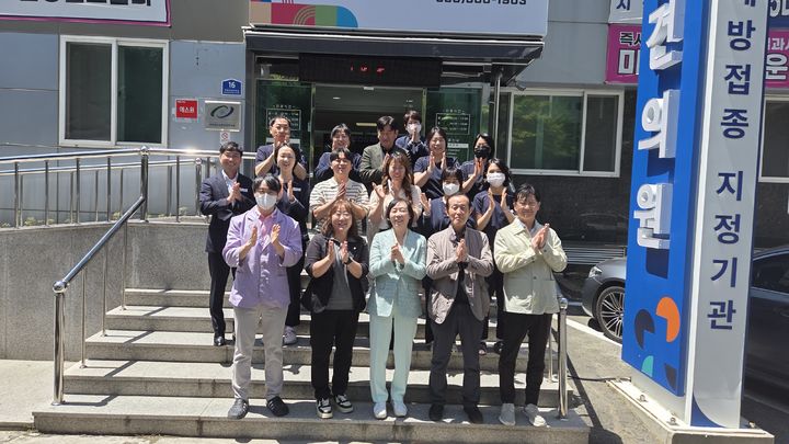 인구보건복지협회 김경선 회장이 6일 대구경북지회를 방문해 주요 사업 현황을 점검한 후 관계자들과 기념 촬영을 하고 있다. *재판매 및 DB 금지