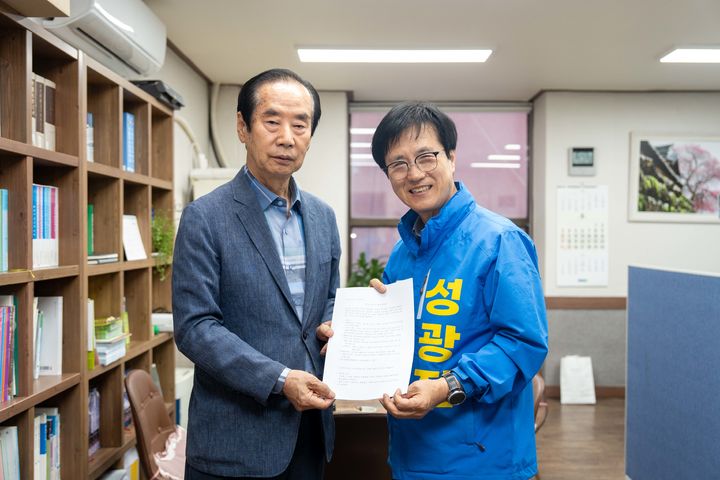 [대전=뉴시스] 왼쪽부터 김인승 대전충남세종 숲해설사협회 대표와 성광진 예비후보 기념촬영. (사진=성광진 후보 캠프 제공) 2026.05.06. photo@newsis.com *재판매 및 DB 금지