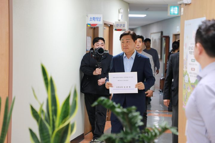 무소속으로 선관위에 예비후보 등록하는 김관영 전북특별자치도지사. *재판매 및 DB 금지