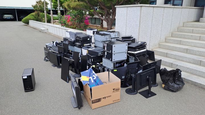 [속초=뉴시스] 속초해양경찰서가 경기도장애인정보화협회에 기증한 컴퓨터 등 전산장비.(사진=속초해경 제공)photo@newsis.com *재판매 및 DB 금지