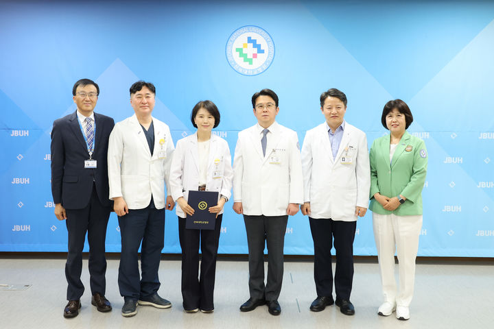 전북대학교병원은 신임 의생명연구원장에 신경과 오선영 교수(왼쪽부터 세번째)를 임명하고 본격적인 활동에 들어갔다고 6일 밝혔다. *재판매 및 DB 금지