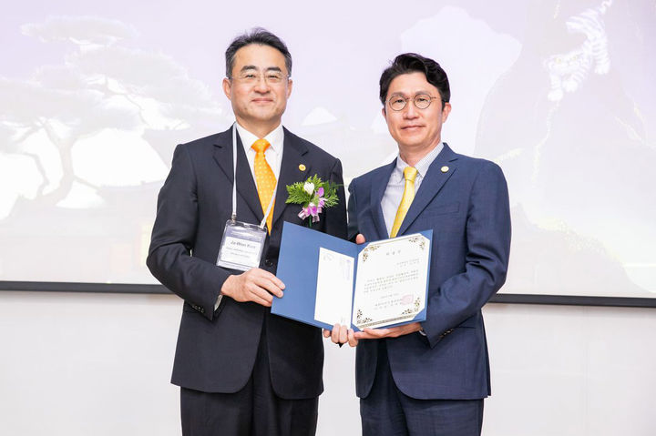 [부산=뉴시스] 부산대병원 조규섭 교수(오른쪽)가 대한이비인후과학회 국제학술대회 학술상 수상 후 기념촬영을 하고 있다. (사진=부산대병원 제공) 2026.05.06. photo@newsis.com *재판매 및 DB 금지