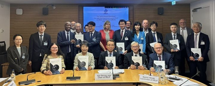[세종=뉴시스]한국수자원공사가 프랑스 파리 OECD 본부에서 열린 제27차 UN HELP 총회에 참석해 3대 초격차 기술 및 9대 선도기술에 대한 공식 기술보고서를 발간하고 주요 참석자들과 함께 기념사진을 촬영하고 있다. 두번째 줄 왼쪽 네번째 조용덕 한국수자원공사 글로벌사업본부장이다. (사진=한국수자원공사 제공) *재판매 및 DB 금지