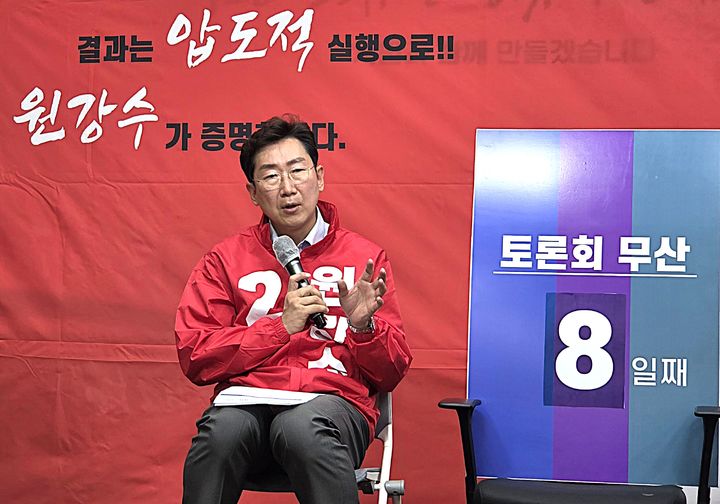 [원주=뉴시스] 이덕화 기자 = 6일 국민의힘 원강수 원주시장 후보가 기자회견을 열고 옛 원주역에 AI 반려동물 복합단지 조성을 통해 반려동물 복지 확대와 함께 산업·관광·청년 일자리 창출을 동시에 겨냥한 '생명순환 도시 원주'를 구축하겠다고 발표하고 있다. 2026.05.06. wonder8768@newsis.com *재판매 및 DB 금지