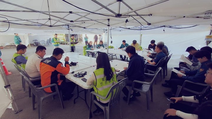 [밀양=뉴시스] 아리랑대축제 현장에서 민·관 합동 점검반이 행사장 점검 사항을 검토하고 있다. (사진=밀양시 제공) 2026.05.06. photo@newsis.com *재판매 및 DB 금지