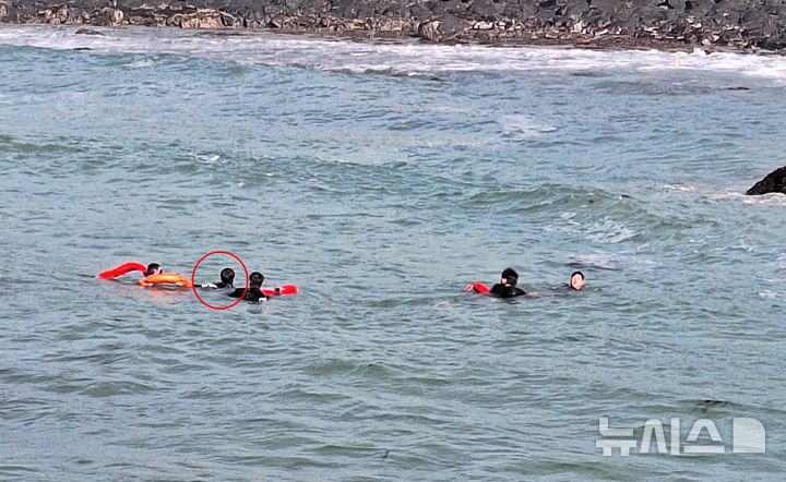 [제주=뉴시스] 4일 오후 제주시 한경면 판포포구 인근 해상에서 발생한 20대 익수사고 현장에서 초기 구조활동에 기여한 관광객 이우정(28)씨. 이씨는 이날 사고를 목격하고 입수해 익수자에게 구명환을 전달했다. (사진=제주소방안전본부 제공) 2026.05.06. photo@newsis.com 
