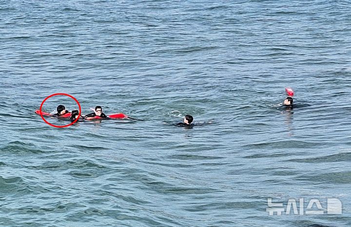 [제주=뉴시스] 4일 오후 제주시 한경면 판포포구 인근 해상에서 발생한 20대 익수사고 현장에서 초기 구조활동에 기여한 관광객 이우정(28)씨. 이씨는 이날 사고를 목격하고 입수해 익수자에게 구명환을 전달했다. (사진=제주소방안전본부 제공) 2026.05.06. photo@newsis.com 