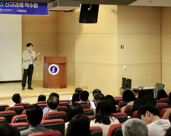 [대전=뉴시스] 6일 특구재단서 열린 대덕연구개발특구육성사업 착수회에서 임문택 대덕연구개발특구본부장이 인사말을 하고 있다. (사진=특구재단 제공) 2026.05.06. photo@newsis.com *재판매 및 DB 금지