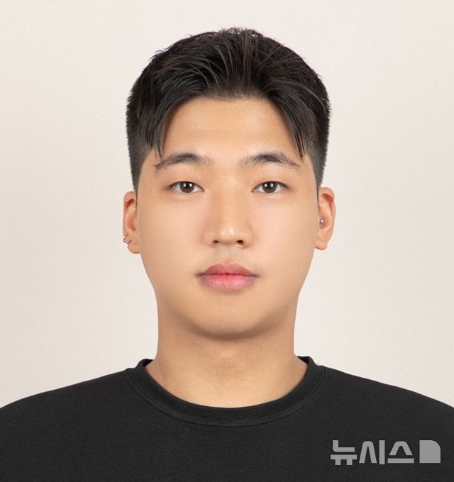 [제주=뉴시스] 4일 오후 제주시 한경면 판포포구 인근 해상에서 발생한 20대 익수사고 현장에서 초기 구조활동에 기여한 관광객 이우정(28)씨. 이씨는 이날 사고를 목격하고 입수해 익수자에게 구명환을 전달했다. (사진=제주소방안전본부 제공) 2026.05.06. photo@newsis.com