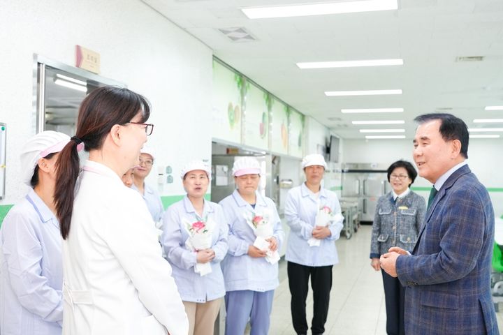 [홍성=뉴시스] 충남도교육청이 도내 급식학교를 대상으로 위생·안전 특별점검을 6~20일 실시하고 있는 가운데 김지철 교육감이 첫날 청양고등학교를 방문, 급식실 조리종사원들을 격려하고 있다. (사진=충남교육청 제공) 2026.05.06 photo@newsis.com *재판매 및 DB 금지