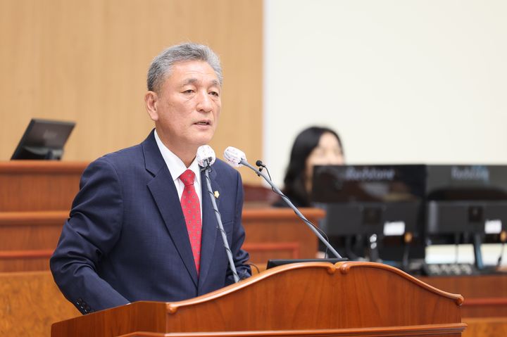 [고성(경남)=뉴시스] 신정철 기자= 경남 고성군의회가 6일, 의회 본회의장에서 제309회 임시회를 개회했다. 사진은 김석한 의원이 제1차 본회의에서 5분 자유발언을 통해 대규모 건설현장 지역 인력 채용 확대와 관련한 의견을 제시하고 있다.(사진=고성군의회 제공).2026.05.06. photo@newsis.com *재판매 및 DB 금지