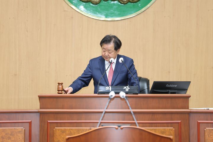 [고성(경남)=뉴시스] 신정철 기자= 경남 고성군의회가 6일, 의회 본회의장에서 제309회 임시회를 개회했다. 사진은 최을석 의장이 제309회 임시회 개회를 선언하고 있다.(사진=고성군의회 제공).2026.05.06. photo@newsis.com *재판매 및 DB 금지