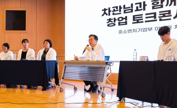 [광주=뉴시스] 이병권 중소벤처기업부 제2차관이 6일 동신대학교에서 청년 창업을 주제로 학생들과 토크콘서트를 하고 있다. 2026.05.06. (사진=동신대 제공) photo@newsis.com *재판매 및 DB 금지