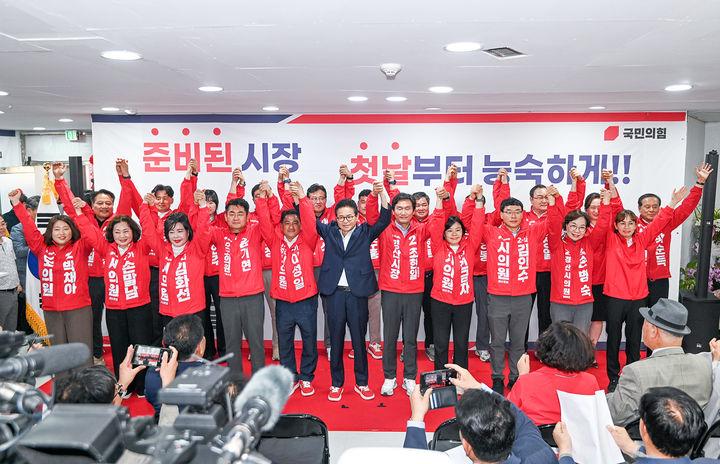 [안동=뉴시스] 이철우 국민의힘 경북도지사 후보가 6일 조현일 국민의힘 경산시장 후보 선거사무소 개소식에 참석해 지지자들과 환호하고 있다. (사진=이철우 후보측 제공) 2026.05.06. photo@newsis.com *재판매 및 DB 금지