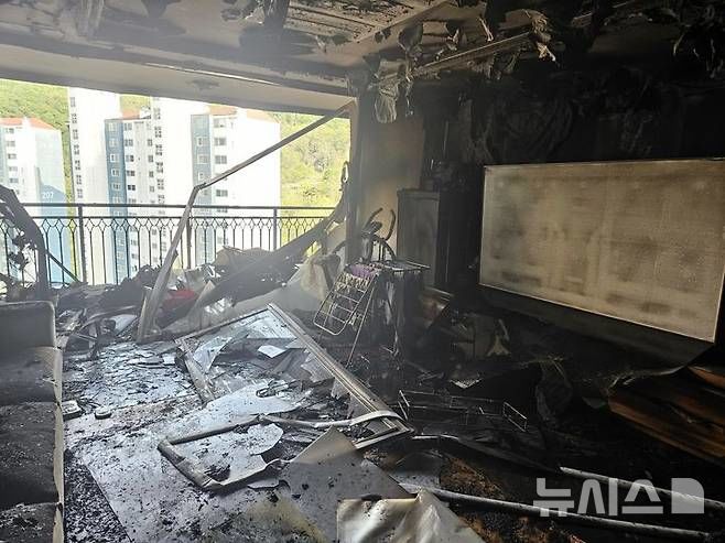 [서울=뉴시스] 경기 의왕시 내손동 아파트 화재로 집을 잃은 주민의 사연이 전해졌다. 해당 사진은 화재가 발생한 세대 바로 위층에 부모님이 거주했다고 밝힌 A씨가 올린 화재로 불타버린 집 내부 모습. (사진출처: 스레드 캡처)2026.05.04.