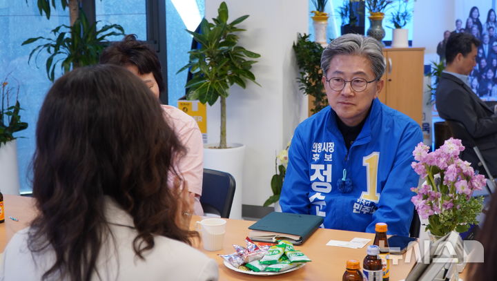 [의왕=뉴시스] 더불어민주당 정순욱 경기 의왕시장 후보가 장애인 단체와 간담회를 열고 있다. (사진=선거사무소 제공) 2026.05.06. photo@newsis.com