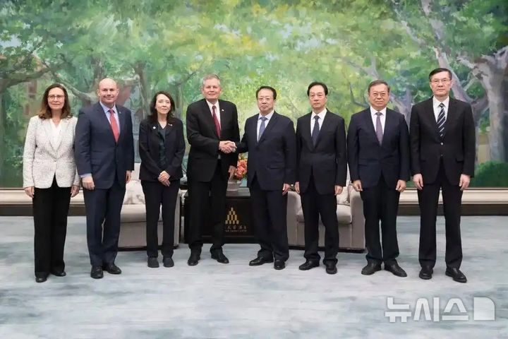 [베이징=뉴시스] 궁정 상하이시장은 5일 스티브 데인스(공화·몬태나) 상원의원이 이끄는 미국 상원의원 대표단과 만났다고 중국 해방일보와 펑파이 등이 보도했다.(사진=중국 펑파이신문 캡처) *DB 및 재판매 금지 2026.05.06 photo@newsis.com