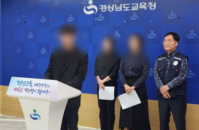 [창원=뉴시스]악성 학부모 민원에 고통 호소하는 경남교사노조. 사진 오른쪽 첫번째는 이충수 경남교사노조위원장. (사진=경남교사노조 제공) 2026.05.06.photo@newsis.com *재판매 및 DB 금지