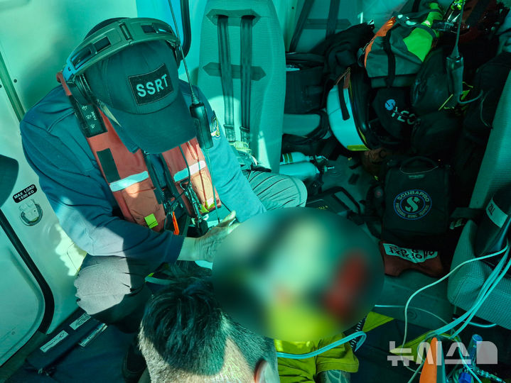 [제주=뉴시스] 6일 오후 제주 서귀포시 해상에서 호흡곤란을 호소한 외국인 선원들이 해경 헬기에 의해 이송되고 있다. (사진=제주해양경찰서 제공) 2026.05.06. photo@newsis.com 