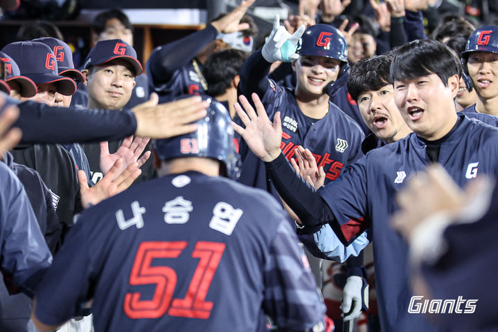 [서울=뉴시스] 프로야구 롯데 자이언츠 나승엽이 6일 수원 KT위즈파크에서 열린 2026 신한 쏠 KBO리그 KT 위즈와의 경기에서 홈런을 친 뒤 동료들의 축하를 받고 있다. (사진=롯데 자이언츠 제공) 2026.05.06. *재판매 및 DB 금지