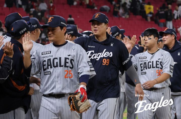 류현진 KBO 통산 120승 승리 후 환호