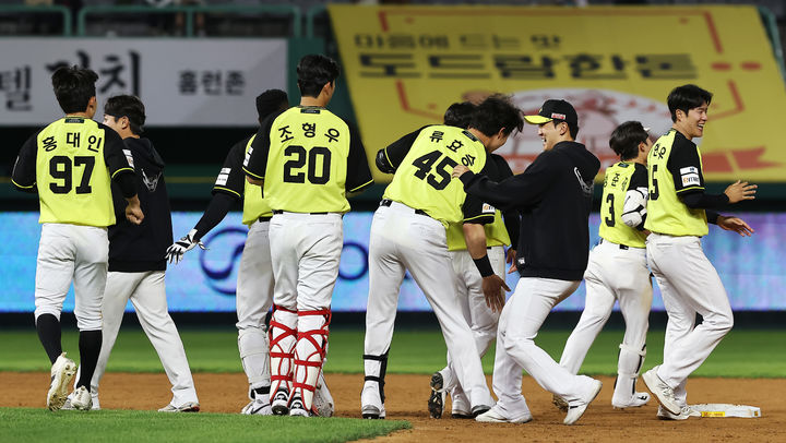 [서울=뉴시스] 승리 거둔 프로야구 SSG 랜더스 선수단. (사진 = SSG 랜더스 제공) *재판매 및 DB 금지
