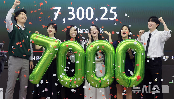 [서울=뉴시스] 정병혁 기자 = 코스피가 7000을 돌파한 6일 서울 중구 하나은행 딜링룸에서 직원들이 7000 돌파 세리머니를 하고 있다. 2026.05.06. jhope@newsis.com