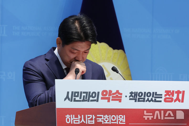 [서울=뉴시스] 고승민 기자 = 이용 전 의원이 6일 서울 여의도 국회 소통관에서 하남시갑 국회의원 출마선언 기자회견을 하던 중 울먹이고 있다. 2026.05.06. kkssmm99@newsis.com