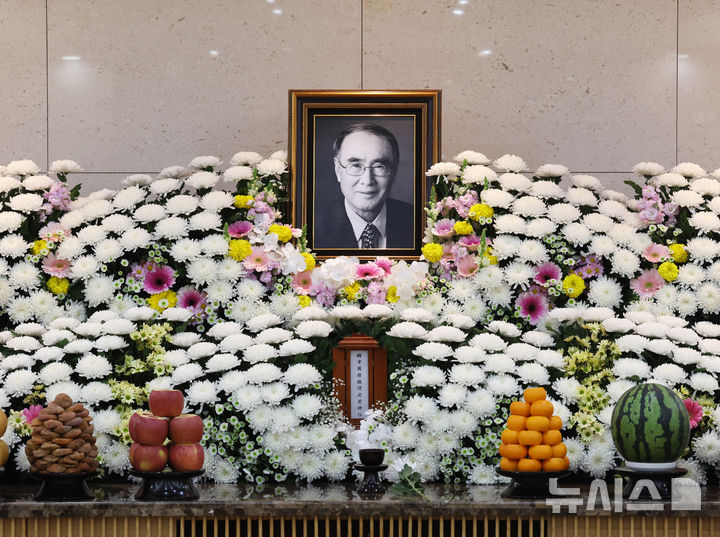 [서울=뉴시스] 배훈식 기자 = 故이홍구 전 국무총리의 빈소가 6일 오전 서울 송파구 서울아산병원 장례식장에 마련돼 있다. 영결식은 8일 오전 8시, 발인은 오전 9시에 엄수될 예정이다. 2026.05.06. dahora83@newsis.com