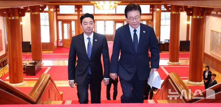 [서울=뉴시스] 고범준 기자 = 이재명 대통령이 6일 청와대로 출근하고 있다. 2026.05.06. bjko@newsis.com