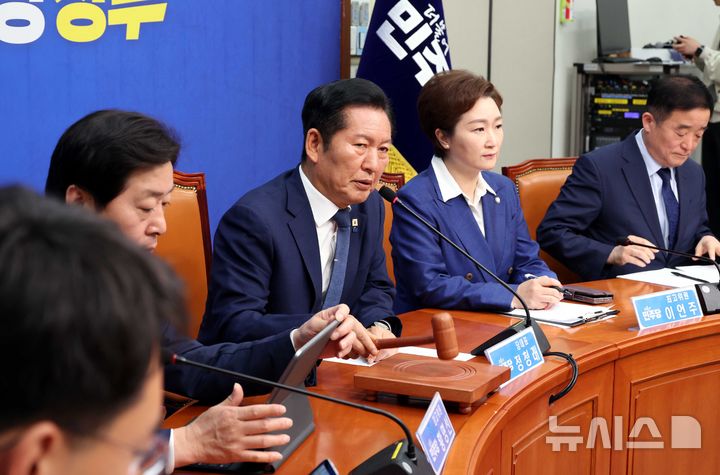 [서울=뉴시스] 조성봉 기자 = 정청래 더불어민주당 대표가 6일 오전 서울 여의도 국회에서 열린 최고위원회의에서 의사봉을 두드리고 있다. 2026.05.06 suncho21@newsis.com