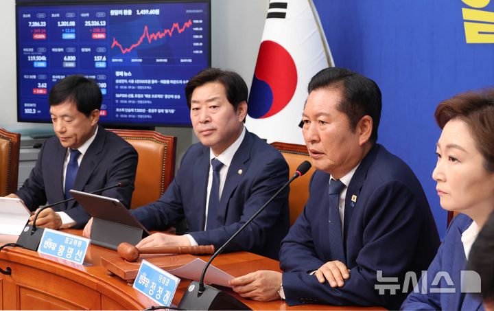 [서울=뉴시스] 조성봉 기자 = 정청래 더불어민주당 대표가 6일 오전 서울 여의도 국회에서 열린 최고위원회의에서 발언을 하고 있다. 2026.05.06 suncho21@newsis.com 