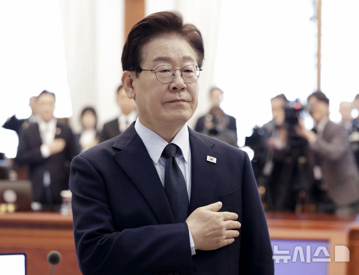 [서울=뉴시스] 최동준 기자 = 이재명 대통령이 6일 청와대에서 열린 국무회의에서 참석자들과 국민의례를 하고 있다. 2026.05.06. photocdj@newsis.com