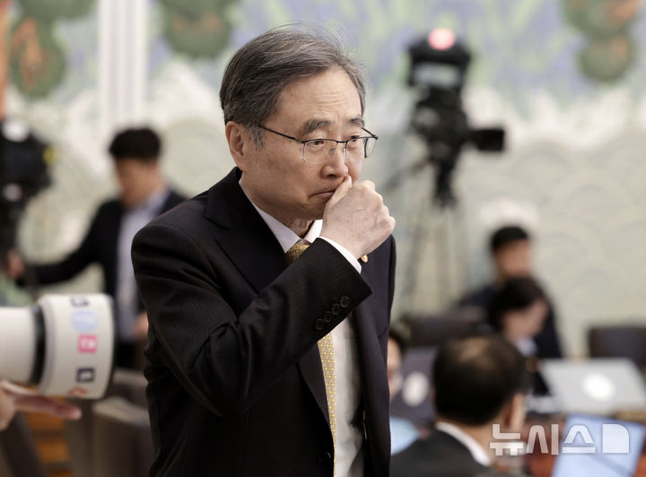 [서울=뉴시스] 최동준 기자 = 조현 외교부 장관이 6일 청와대에서 열린 국무회의에 입장하고 있다. 2026.05.06. photocdj@newsis.com
