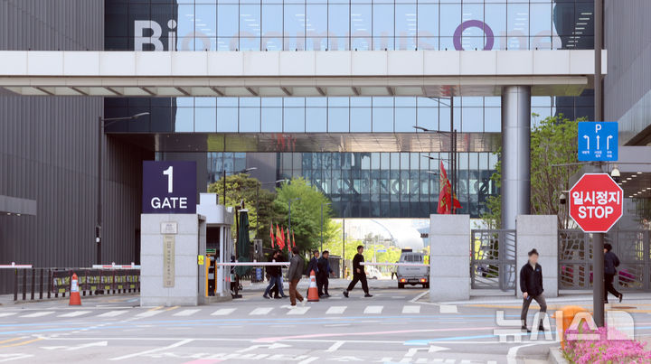 [인천=뉴시스] 전진환 기자 = 삼성바이오로직스 노동조합이 닷새간의 총파업을 마치고 준법투쟁으로 전환한 6일 오전 인천 연수구 삼성바이오로직스 공장으로 직원들이 출입하고 있다. 2026.05.06. amin2@newsis.com