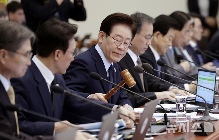 [서울=뉴시스] 최동준 기자 = 이재명 대통령이 6일 청와대에서 열린 국무회의에서 의사봉을 두드리며 개회 선언을 하고 있다. 2026.05.06. photocdj@newsis.com