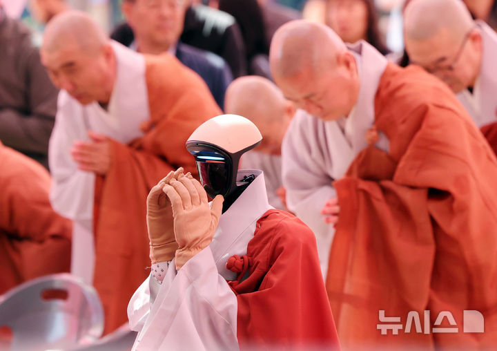 [서울=뉴시스] 홍효식 기자 = 6일 서울 종로구 조계사에서 부처님오신날과 연등회를 맞아 열린 로봇 수계식에서 휴머노이드 로봇인 가비 스님이 합장하고 있다. 2026.05.06. yesphoto@newsis.com