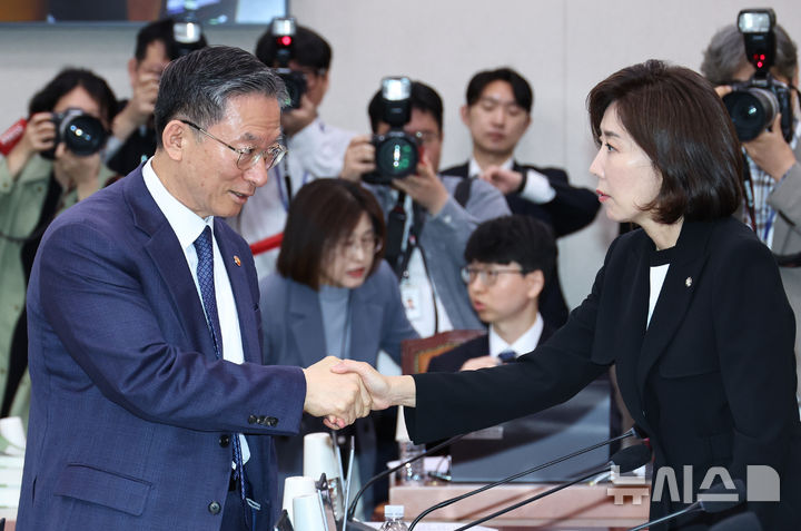 [서울=뉴시스] 김금보 기자 = 정성호 법무부 장관과 나경원 국민의힘 의원이 6일 오전 서울 여의도 국회에서 열린 법제사법위원회 전체회의에서 개의 전 인사를 나누며 논의하고 있다. 2026.05.06. kgb@newsis.com