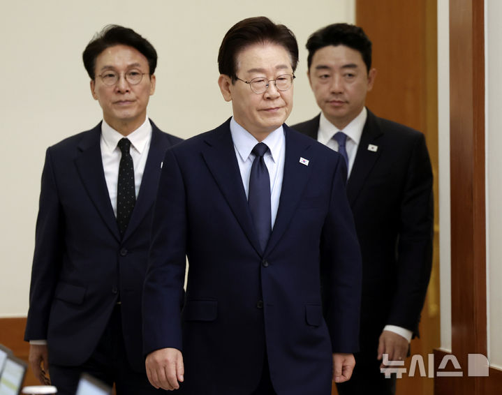 [서울=뉴시스] 최동준 기자 = 이재명 대통령이 6일 청와대에서 열린 국무회의에 입장하고 있다. 2026.05.06. photocdj@newsis.com