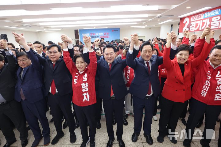 [수원=뉴시스] 김종택 기자 = 장동혁 국민의힘 대표가 6일 경기 수원 경기도당에서 열린 경기도당 필승결의대회에서 참석자들과 사진 포즈를 취하고 있다. (공동취재) 2026.05.06. photo@newsis.com
