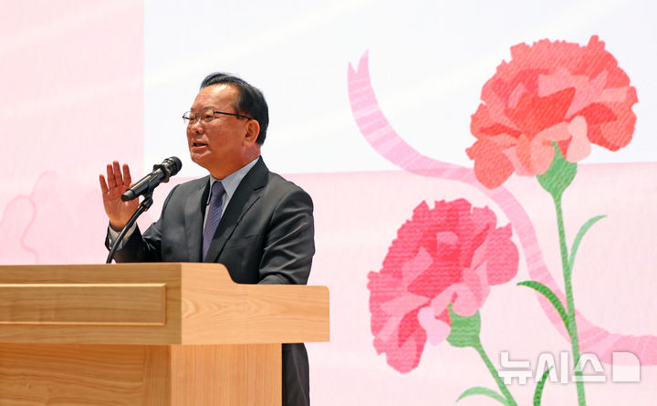 [대구=뉴시스] 이무열 기자 = 김부겸 더불어민주당 대구시장 예비후보가 6일 대구 달서구 월배노인종합복지관에서 열린 어버이날 효도잔치에서 인사말을 하고 있다. 2026.05.06. lmy@newsis.com