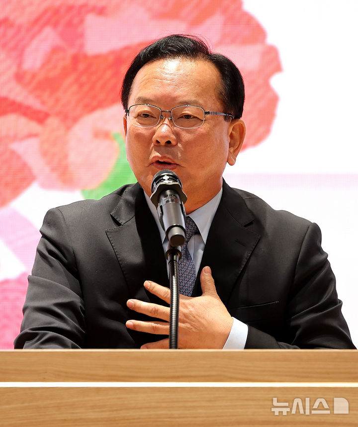 [대구=뉴시스] 이무열 기자 = 김부겸 더불어민주당 대구시장 예비후보가 6일 대구 달서구 월배노인종합복지관에서 열린 어버이날 효도잔치에서 인사말을 하고 있다. 2026.05.06. lmy@newsis.com