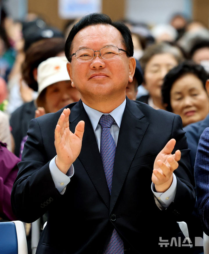 [대구=뉴시스] 이무열 기자 = 김부겸 더불어민주당 대구시장 예비후보가 6일 대구 달서구 월배노인종합복지관에서 열린 어버이날 효도잔치에서 축하공연을 보며 박수치고 있다. 2026.05.06. lmy@newsis.com