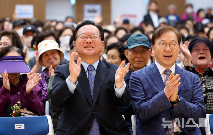 [대구=뉴시스] 이무열 기자 = 김부겸 더불어민주당 대구시장 예비후보가 6일 대구 달서구 월배노인종합복지관에서 열린 어버이날 효도잔치에서 축하공연을 보며 박수치고 있다. 2026.05.06. lmy@newsis.com