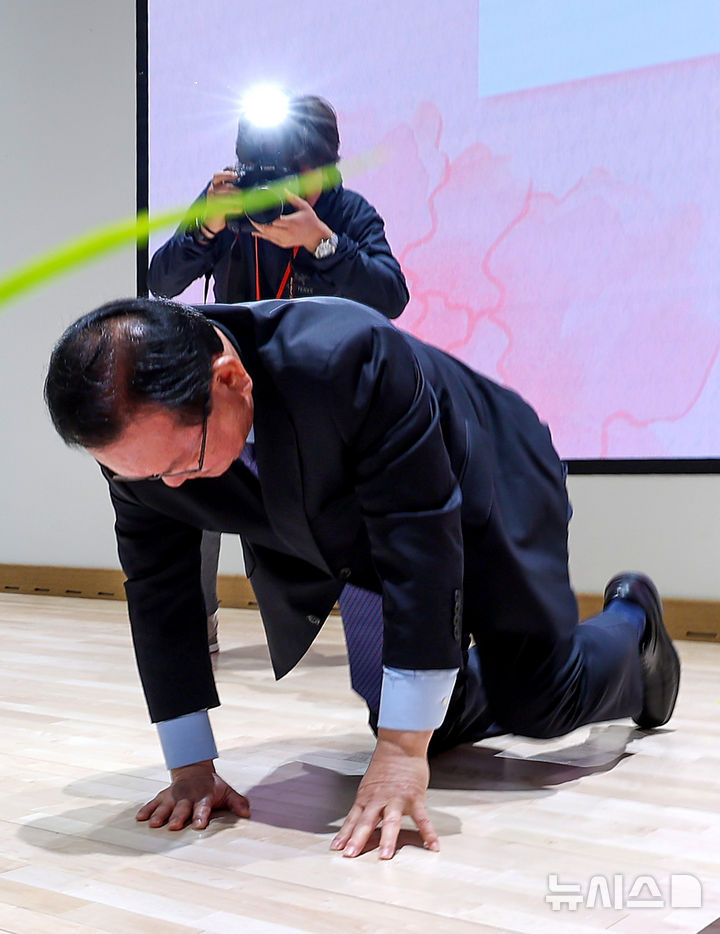 [대구=뉴시스] 이무열 기자 = 김부겸 더불어민주당 대구시장 예비후보가 6일 대구 달서구 월배노인종합복지관에서 열린 어버이날 효도잔치에서 어르신들께 큰절하고 있다. 2026.05.06. lmy@newsis.com
